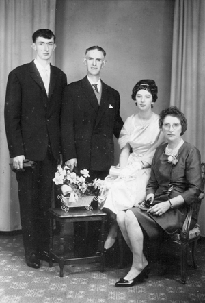 Etienne, zijn vader, zijn zus Lutgard en zijn moeder